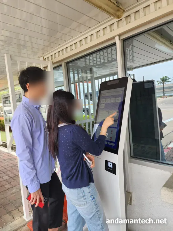 ตู้ Kiosk ลงทะเบียนผู้มาติดต่อที่เปิดใช้งานแล้วที่จุดคัดกรองทางเข้า