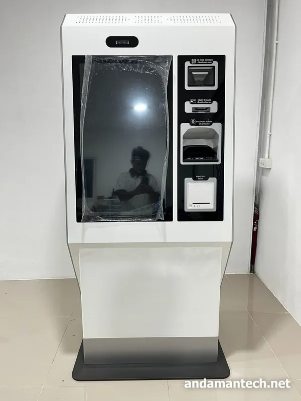 ตู้ Kiosk 32 นิ้วระหว่างตรวจงานหน้าตู้ ยังไม่ลอกฟิล์มกันรอยหน้าจอ