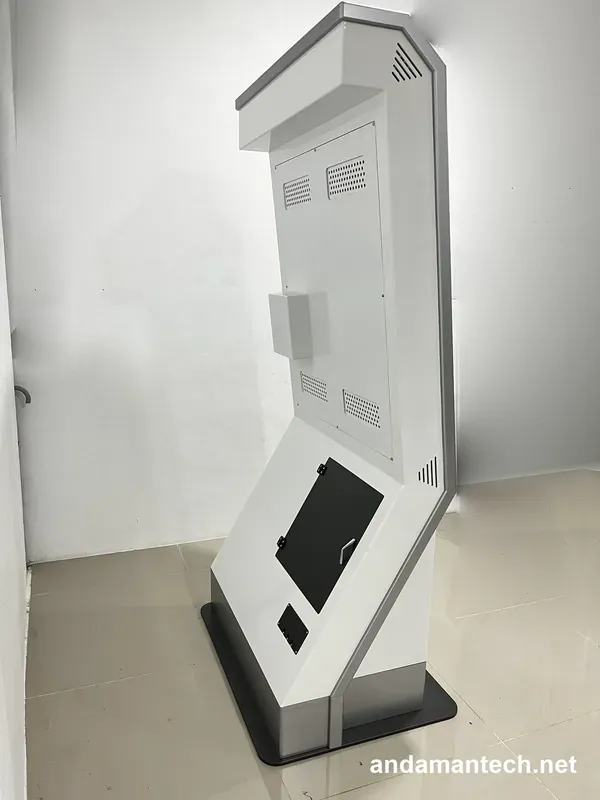 ด้านหลังตู้ Kiosk 32 นิ้ว เห็นช่องระบายอากาศและประตูเข้าเครื่องด้านหลัง