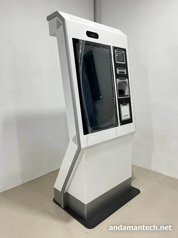 ตู้ Kiosk 32 นิ้วที่ประกอบและทดสอบครบแล้ว ตั้งรอขนส่งไปติดตั้งหน้างาน