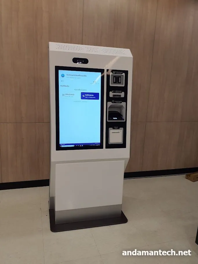 ตู้ Kiosk 32 นิ้วที่ติดตั้งแล้วในโถงต้อนรับ หน้าจอแสดงเมนูลงทะเบียนผู้มาติดต่อ